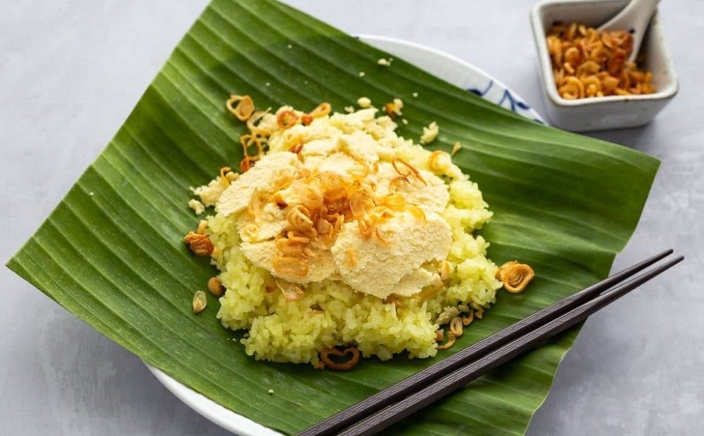 Xôi nghệ vàng được gói trong lá chuối truyền thống, cách bảo quản hiệu quả