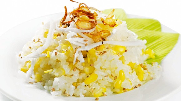 Nồi xôi ngô ngọt nước cốt dừa đang được nấu trên bếp, bốc hơi thơm lừng
