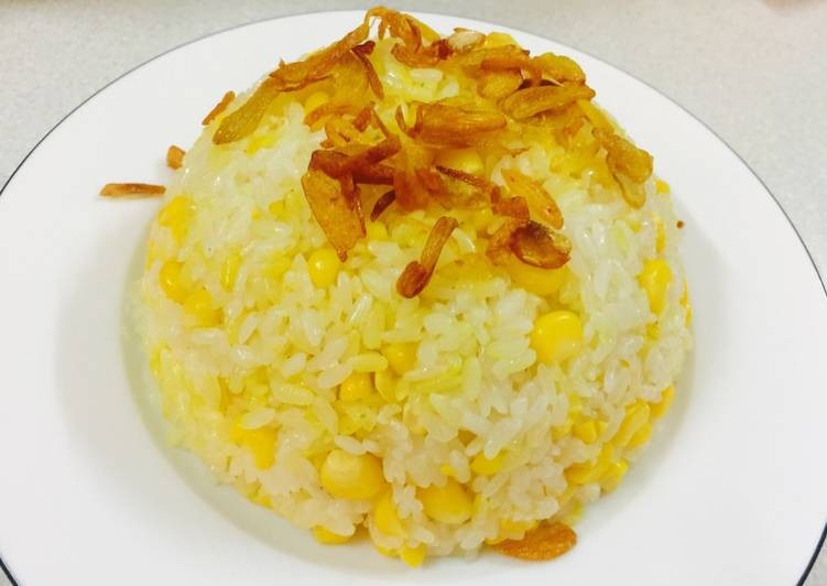Chi tiết xôi ngô ngọt nước cốt dừa dẻo thơm, hạt ngô căng mọng, rắc dừa sợi và đậu phộng
