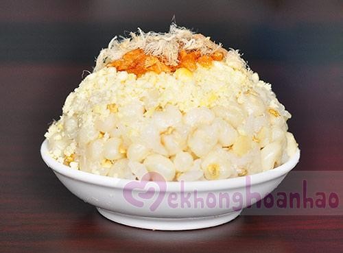 Xôi bắp chà bông nóng hổi trên đĩa, đậu xanh mịn màng và hành phi giòn rụm, minh họa cho cách nấu xôi bắp chà tại nhà