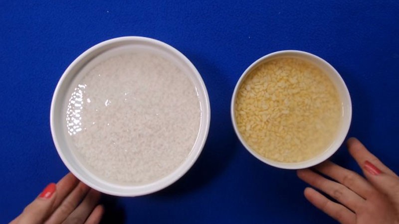 Gạo nếp được vo sạch và ngâm nở, bước chuẩn bị quan trọng cho cách nấu xôi sầu riêng thơm dẻo