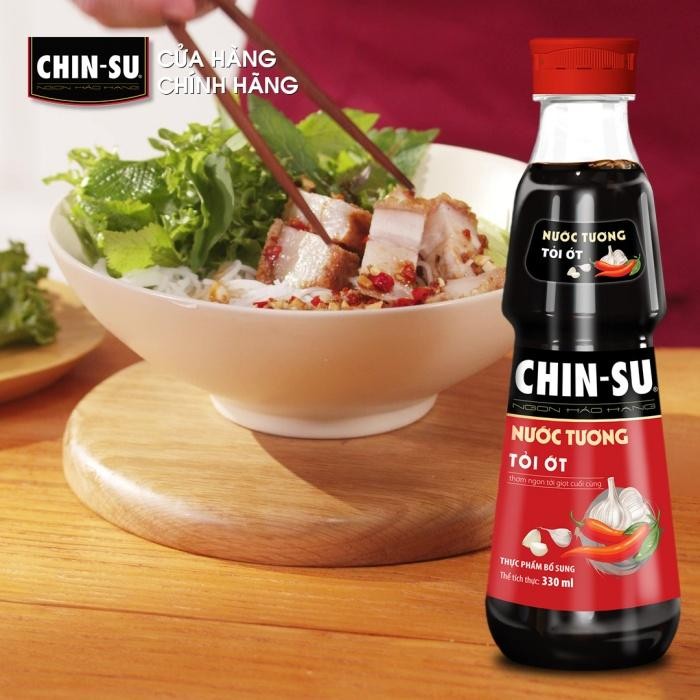 Người nội trợ đang pha nước chấm bún chả, nêm nếm để hoàn thiện cách nấu bún chả chấm truyền thống