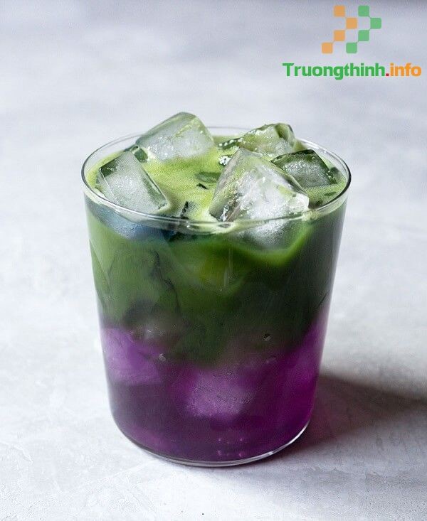 Ly trà matcha hoa đậu biếc tươi với hai tầng màu độc đáo, hấp dẫn