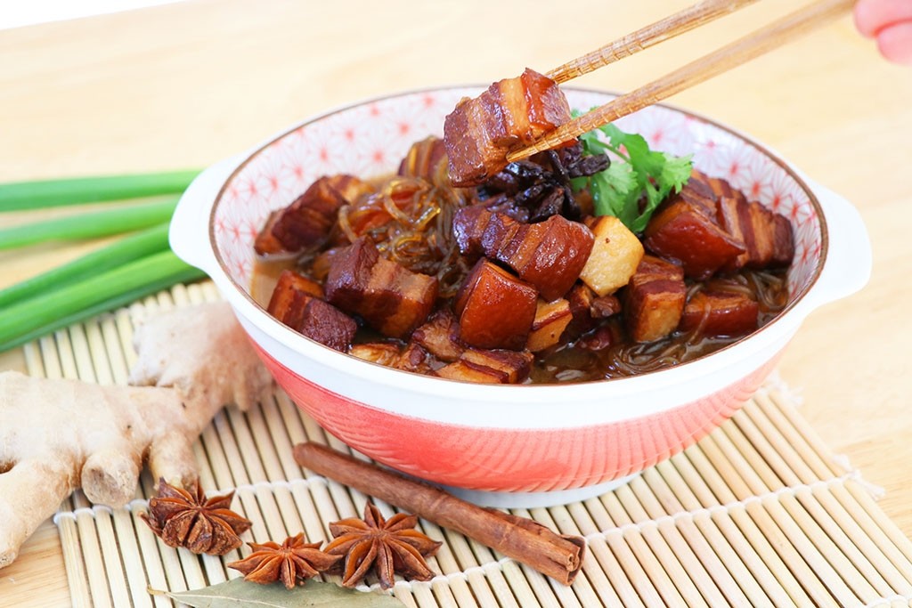 Gia vị hoa hồi khô sẵn sàng để chế biến món ăn ngon