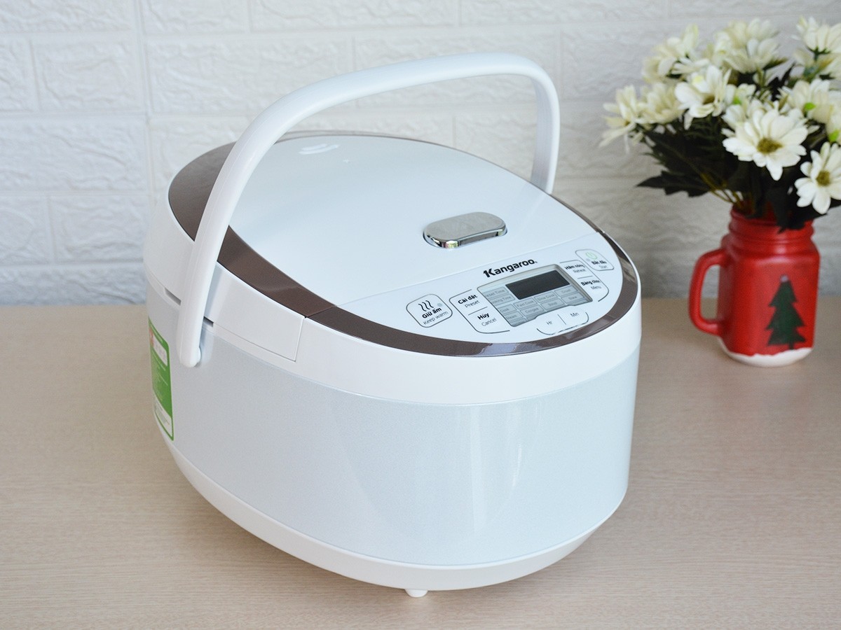 Cận cảnh các nút nhấn và màn hình hiển thị trên nồi cơm điện Kangaroo, minh họa cho việc thực hiện cách nấu nồi cơm điện Kangaroo dễ dàng.