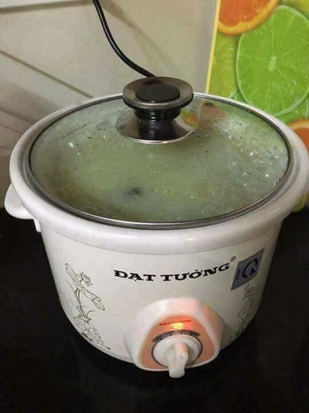 Món kho đang được nấu trong lòng nồi Đạt Tường, minh họa cách sử dụng hiệu quả