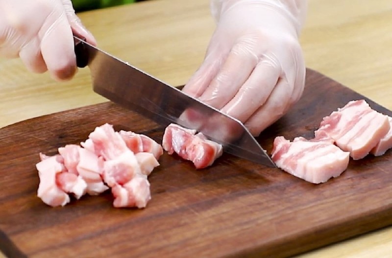 Sơ chế các nguyên liệu phụ chuẩn bị cho món cá nấu chuối