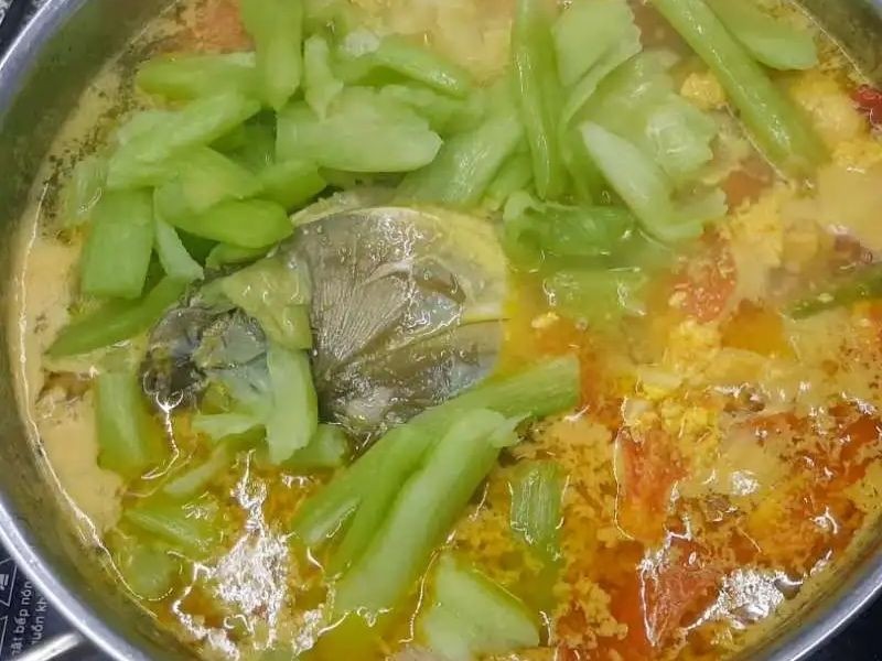 Nồi cá nấu mẻ dọc mùng đang được chế biến