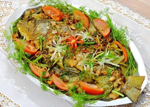 Tiến hành thực hiện cách nấu cá chép giòn om dưa