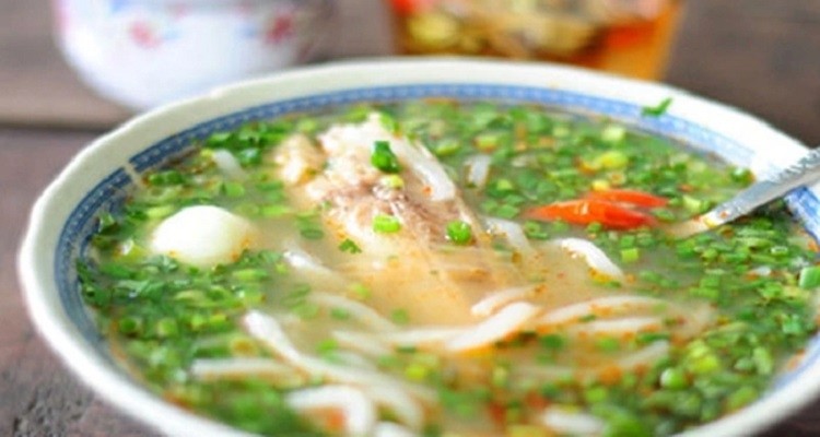 Thưởng thức tô bánh canh cá lóc Quảng Trị nóng hổi