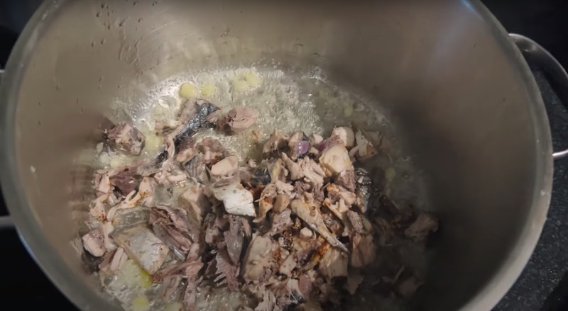Nồi bánh canh cá ngừ đã hoàn thành, thơm ngon và hấp dẫn