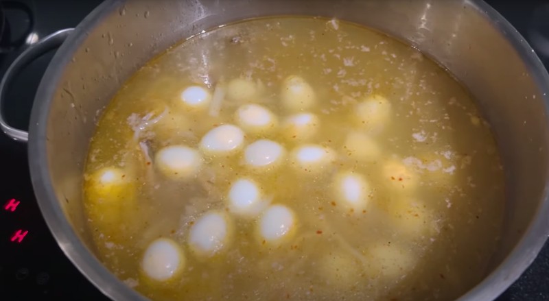 Sợi bánh canh tươi ngon, làm thủ công để đảm bảo độ dai mềm cho món ăn