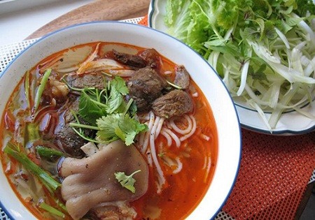 Bún giò heo hấp dẫn với đầy đủ rau thơm và nước dùng sánh mịn