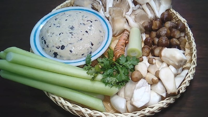 Các loại nấm và dọc mùng chuẩn bị cho món bún mọc chay