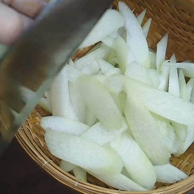 Dọc mùng đã sơ chế, thái lát cho món bún mọc chay