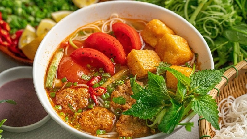 Tô bún riêu cua Hà Nội nóng hổi đã hoàn thành, sẵn sàng thưởng thức