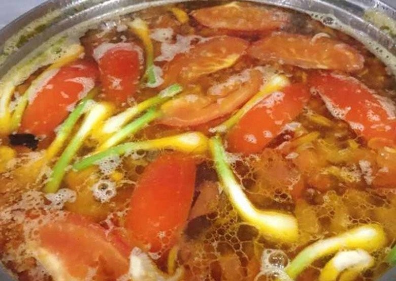 Nồi nước dùng bún riêu cua Hà Nội đang sôi, riêu cua nổi lên hấp dẫn