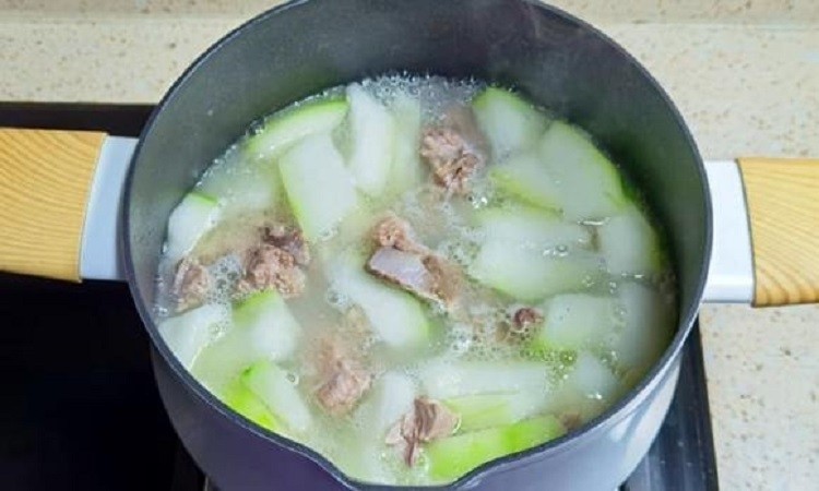 Canh sườn bí xanh đang được nấu trong nồi