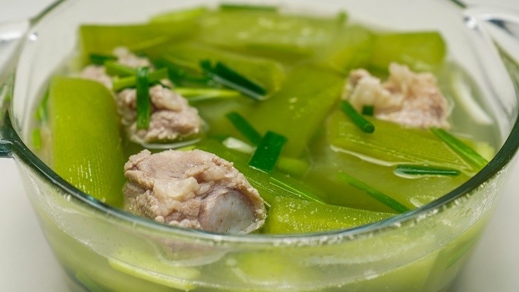 Hoàn thiện món canh bí xanh với xương