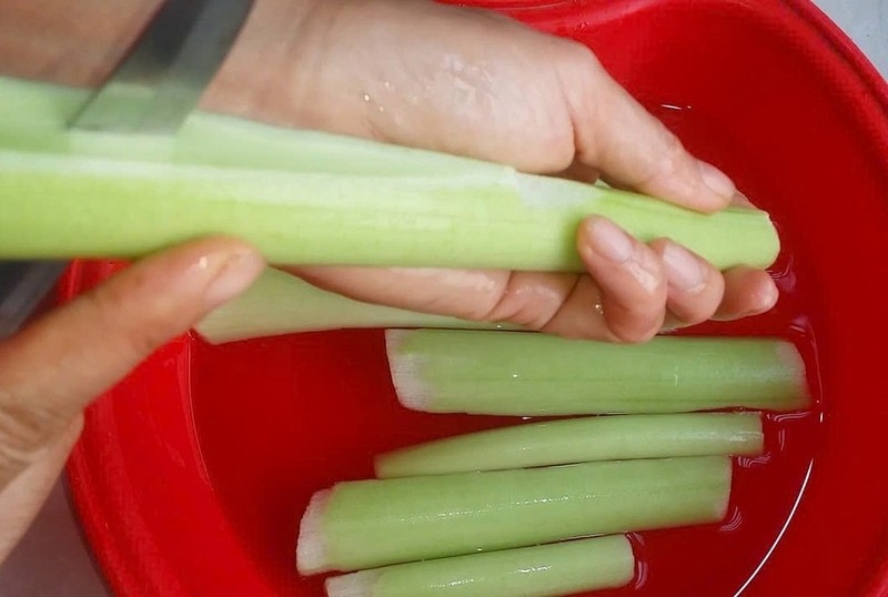 Sơ chế dọc mùng đúng cách để không bị ngứa khi nấu canh cá