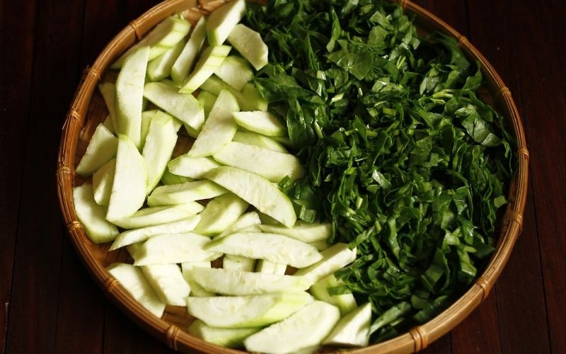 Chuẩn bị rau nấu canh cua