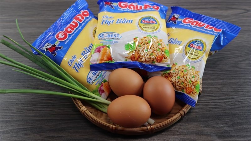Nguyên liệu cơ bản cho món cháo ăn liền với trứng đơn giản tại nhà