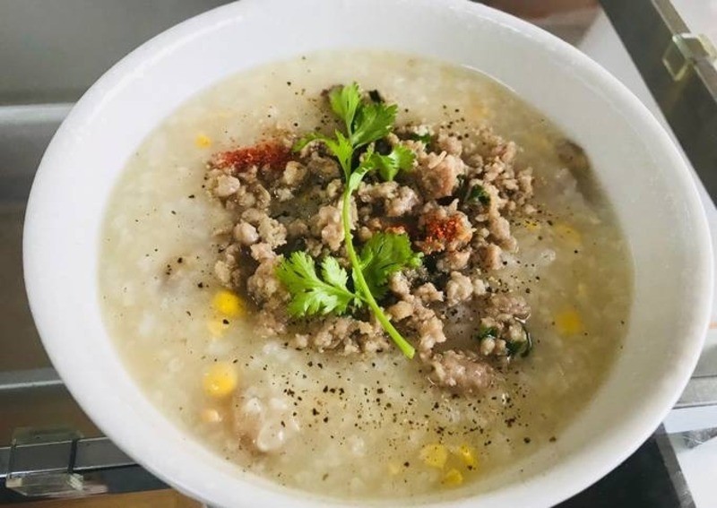 Tô cháo hải sâm khô thịt băm nóng hổi, trang trí hành lá và tiêu, thể hiện thành phẩm của cách nấu cháo hải sâm khô này