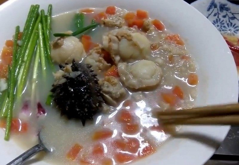 Tô cháo hải sâm khô sò điệp hoàn chỉnh, hấp dẫn, bổ dưỡng, minh họa cho công thức nấu cháo hải sâm khô sò điệp