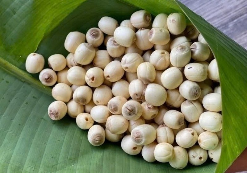 Chuẩn bị nguyên liệu cho cách nấu cháo vịt đậu xanh hạt sen