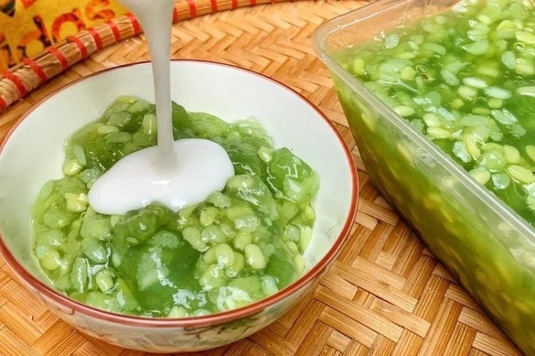 Nồi nước cốt dừa sánh mịn, thơm béo cho món chè cốm khô