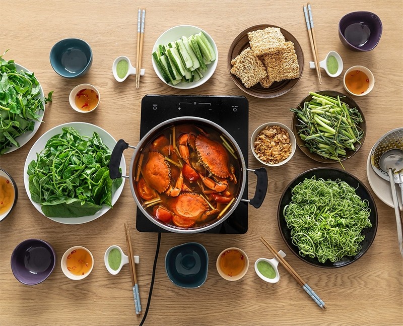 Bàn tiệc lẩu cua mồng tơi thịnh soạn, sẵn sàng thưởng thức