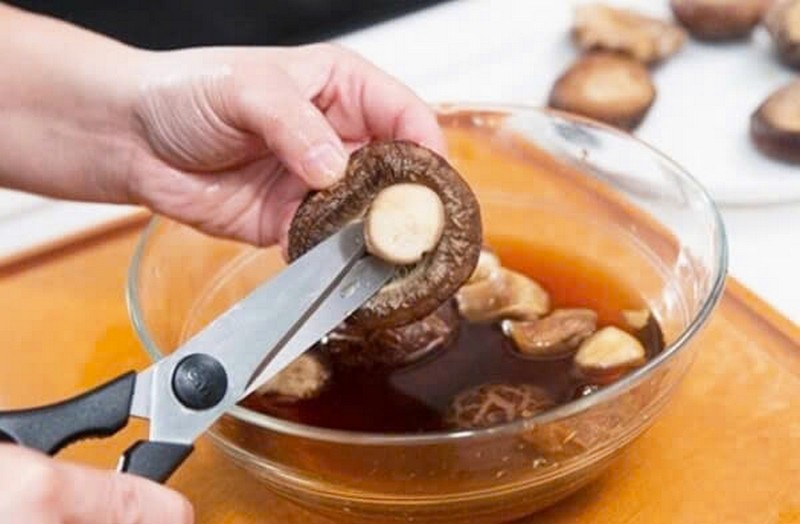 Các nguyên liệu rau, nấm và gia vị tươi xanh đã được sơ chế sẵn sàng cho cách nấu lẩu gà ác