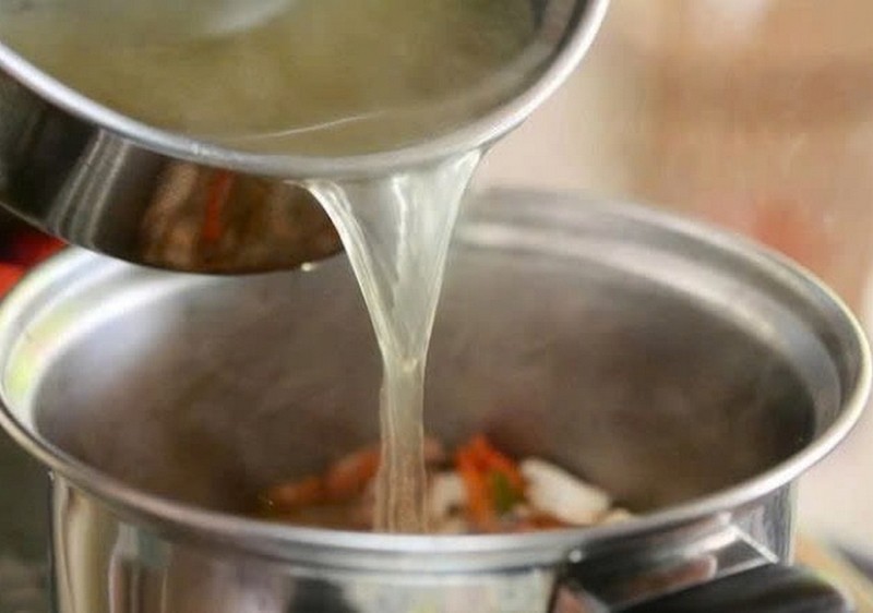 Nồi lẩu gà ác nóng hổi, thơm lừng với đầy đủ rau xanh và nấm chuẩn bị thưởng thức
