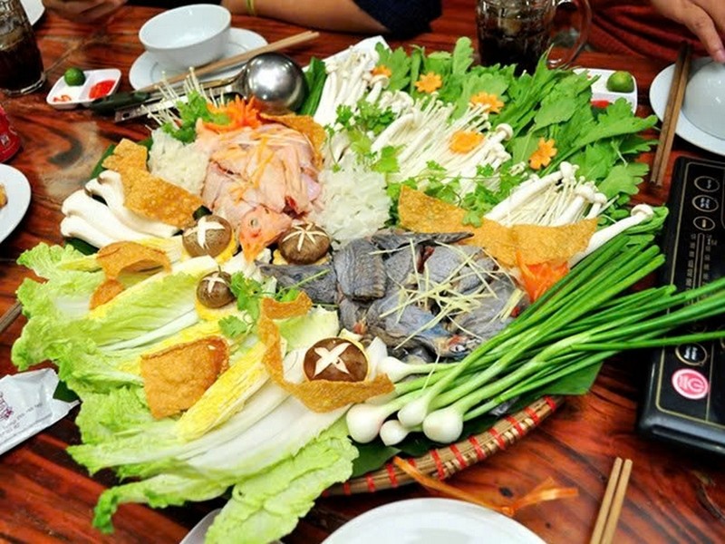 Thưởng thức món lẩu gà ác nóng sốt cùng bún và nước chấm gừng tỏi ớt đậm đà