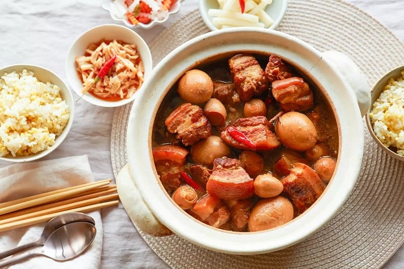 Món thịt kho tàu miền Bắc khi thưởng thức kèm cơm và dưa muối