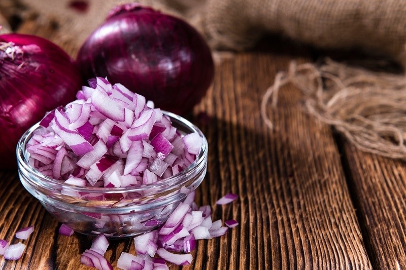 Hành và tỏi tươi đã băm nhỏ