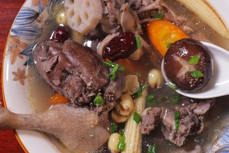 Thêm hành lá và ngò rí vào nồi để tăng thêm hương thơm và màu sắc