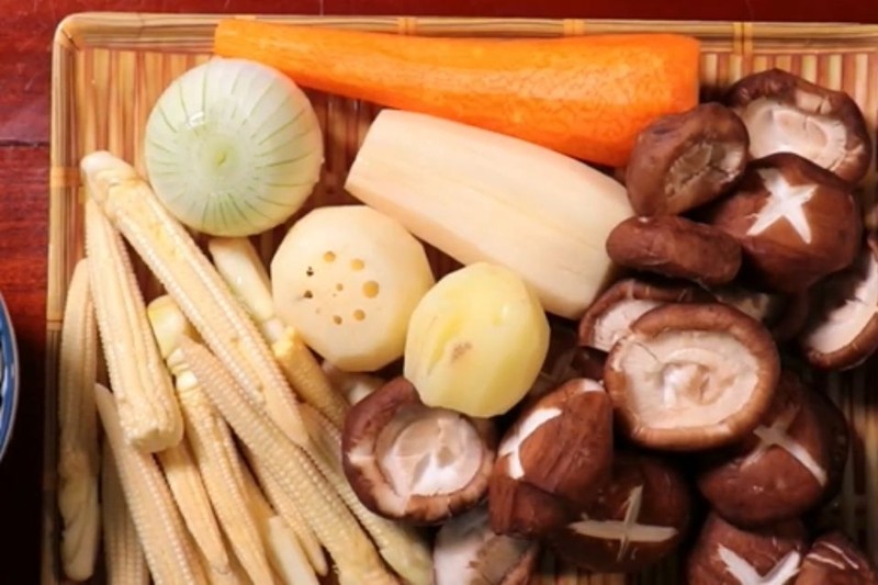 Sơ chế các nguyên liệu khác như cà rốt, ngô, nấm, củ sen