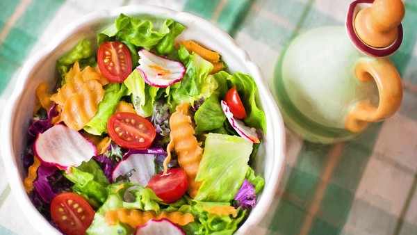 Sử dụng bột nêm chay trong nước sốt salad tạo hương vị đậm đà, hấp dẫn