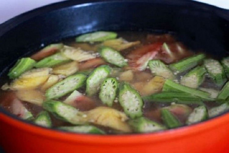 Xào thơm cà chua và dứa trước khi cho vào nồi nấu canh chua cá đối