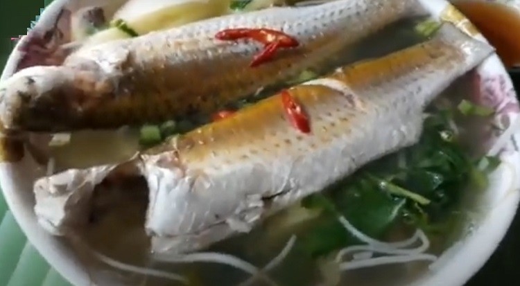 Tô canh chua cá đối nóng hổi, thơm lừng, hấp dẫn cho bữa cơm gia đình