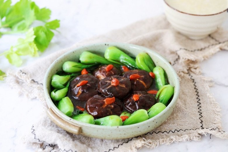 Món cải chíp sốt nấm hương và kỷ tử đã hoàn thành, sẵn sàng thưởng thức