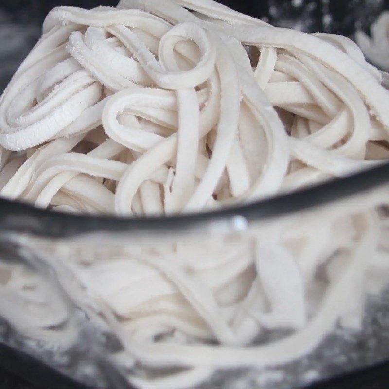 Sợi bánh canh đã được cắt đều và đẹp mắt