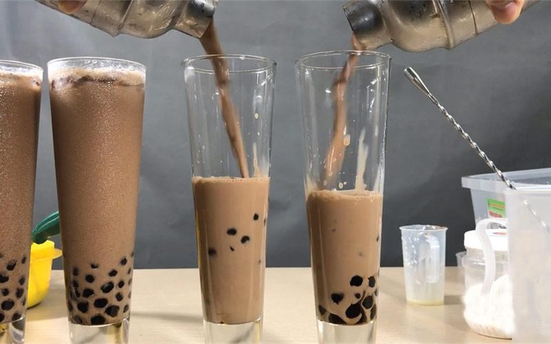 Quy trình pha trộn các nguyên liệu trà sữa trân châu để đạt hương vị đồng nhất và thơm ngon