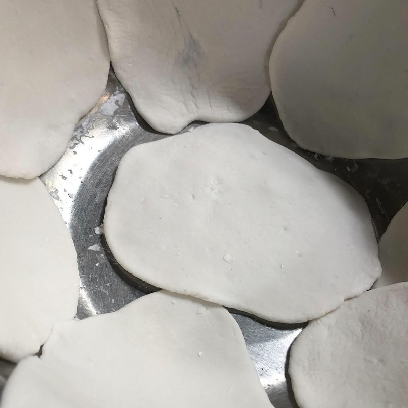 Các sợi bánh canh bột lọc đã được cắt đều và tách rời, sẵn sàng cho nồi nước dùng