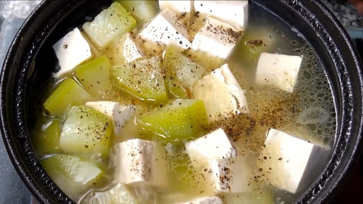 Cách nấu canh bí đao ngon với đậu hũ thanh đạm