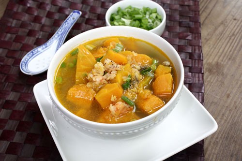 Tô canh bầu đỏ hầm tôm thơm ngon, giàu vitamin và khoáng chất