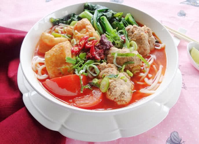 Tô canh bún đã hoàn thành với bún, riêu cua, đậu phụ và rau muống luộc