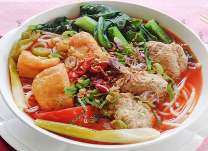 Tô canh bún thơm ngon với hành lá, tương ớt và mắm tôm ăn kèm, sẵn sàng thưởng thức