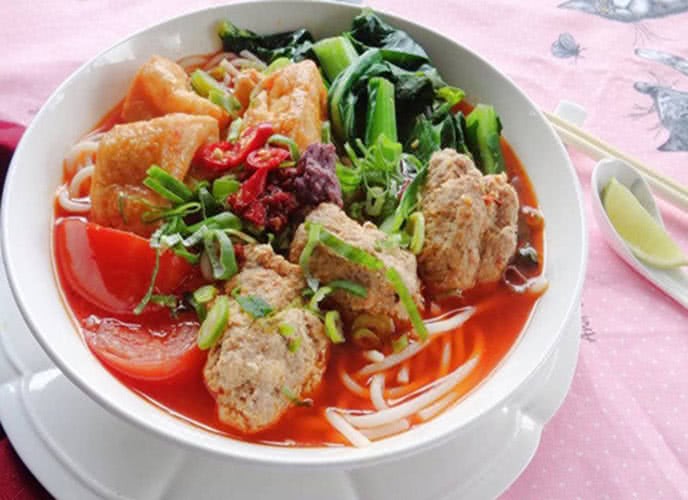 Cận cảnh tô canh bún đậm đà với những thành phần hấp dẫn, kích thích vị giác